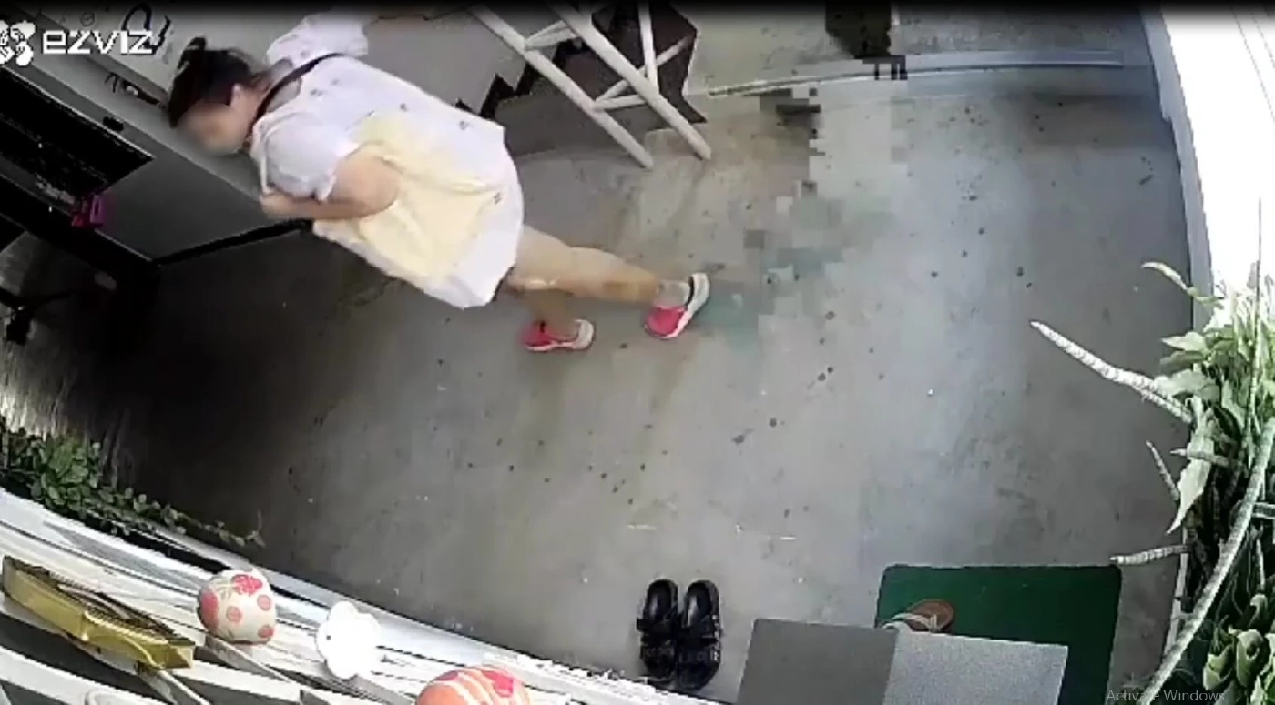 ผู้เสียหายโพสต์ประจาน "โจรสาว" ทำเนียนลักรองเท้าแตะหน้าห้อง