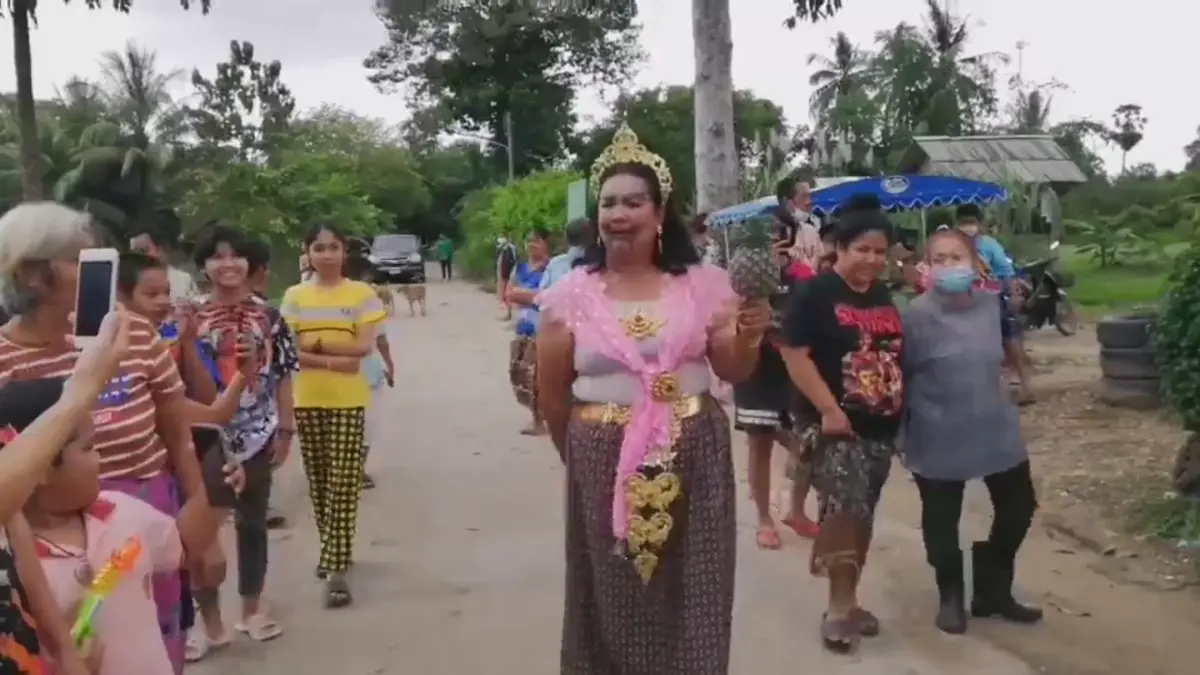 สาวสงขลาแต่งนางยักษ์ กระโดดน้ำแก้บนทีมที่เชียร์ชนะเลือกตั้งอบต.