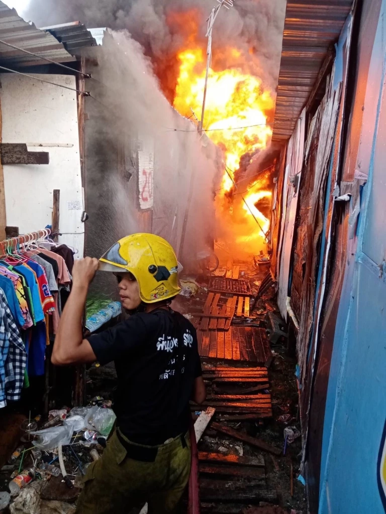 ไฟไหม้บ้านเรือนประชาชน ถนนพุทธมณฑลสาย 3