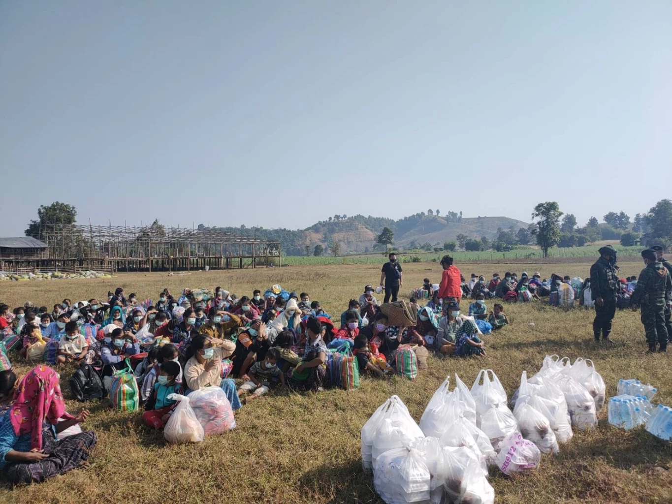 กองกำลังนเรศวร ลงพื้นที่ช่วยชาวบ้านที่ถูกผลกระทบเหตุปะทะชายแดน