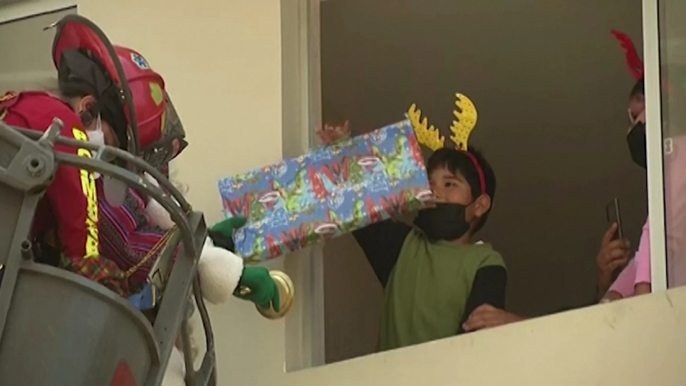 ซานตาคลอสไปแจกของขวัญให้เด็กติดโควิดที่เปรู ( คลิป )