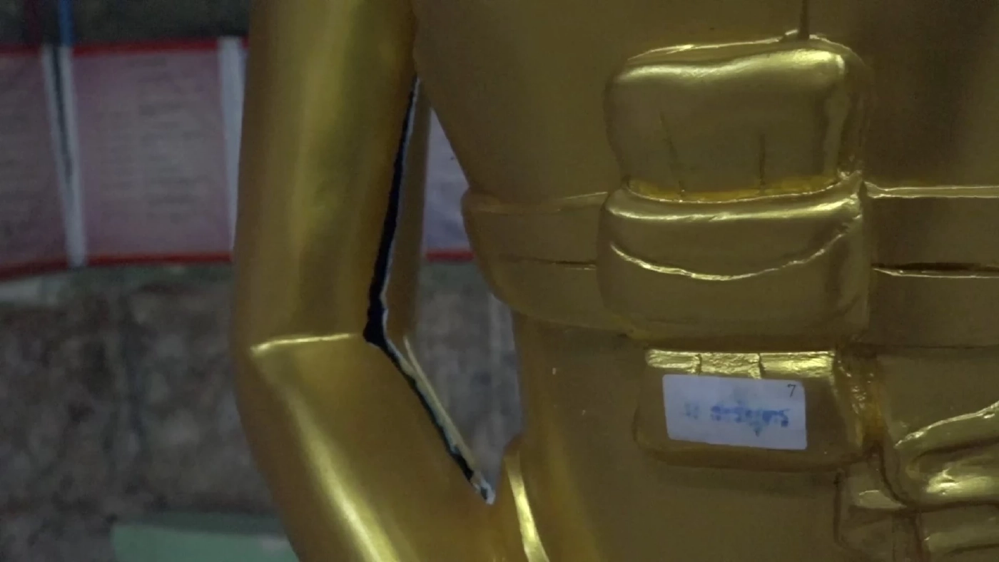 หนุ่มคลั่งบุกวัด ถีบพระพุทธรูปทำลายสิ่งของ