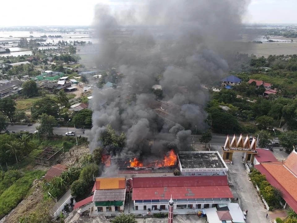 ระทึก! ไฟไหม้กุฏิ "วัดประสพสุข" กลางเมืองสุพรรณบุรี