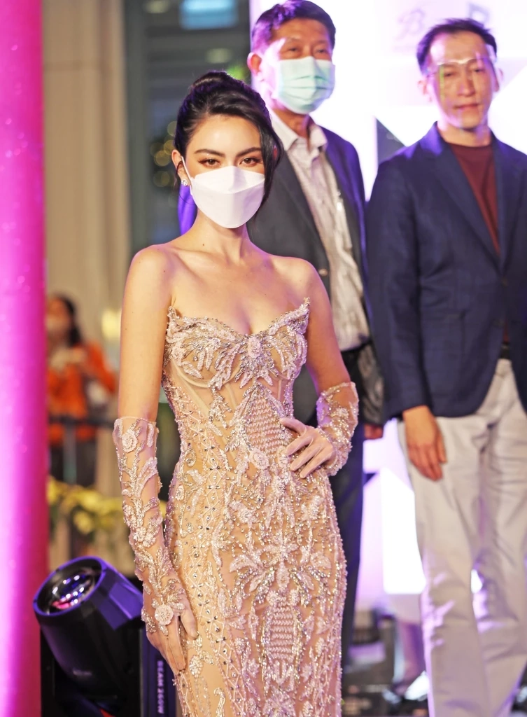 “สุวัจน์”กระตุ้นเศรษฐกิจ เปิดไฟสวนคริสต์มาส รับเปิดเมืองหัวหิน