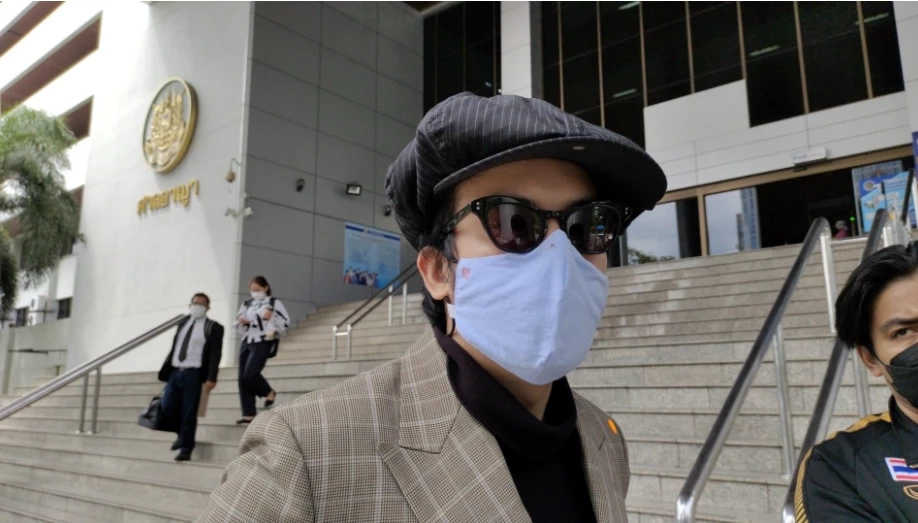 นายไชยอมร แก้ววิบูลย์พันธุ์ หรือแอมมี่ เดอะ บอตทอมบลูส์