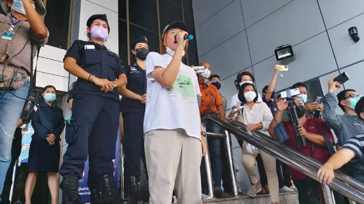ศาลสั่งรอกำหนดโทษ 2 ปี "สมาร์ท" แนวร่วมธรรมศาสตร์ฯ ละเมิดศาล