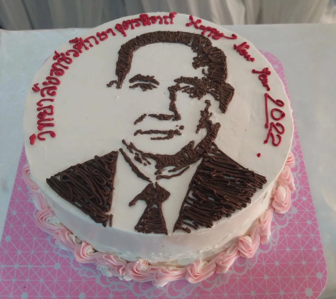 ฮือฮา ! นักศึกษาอุตรดิตถ์ ผุดไอเดียทำ “เค้กหน้าลุงตู่" ขายสู้โควิด