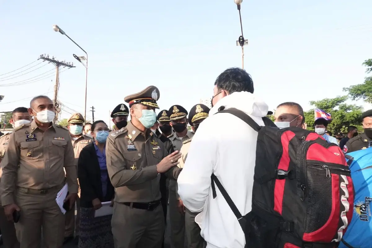 "บิ๊กโจ๊ก" ลุยชายแดนสระแก้ว รับ 144 คนไทยถูกหลอกไปทำงานกัมพูชากลับประเทศ