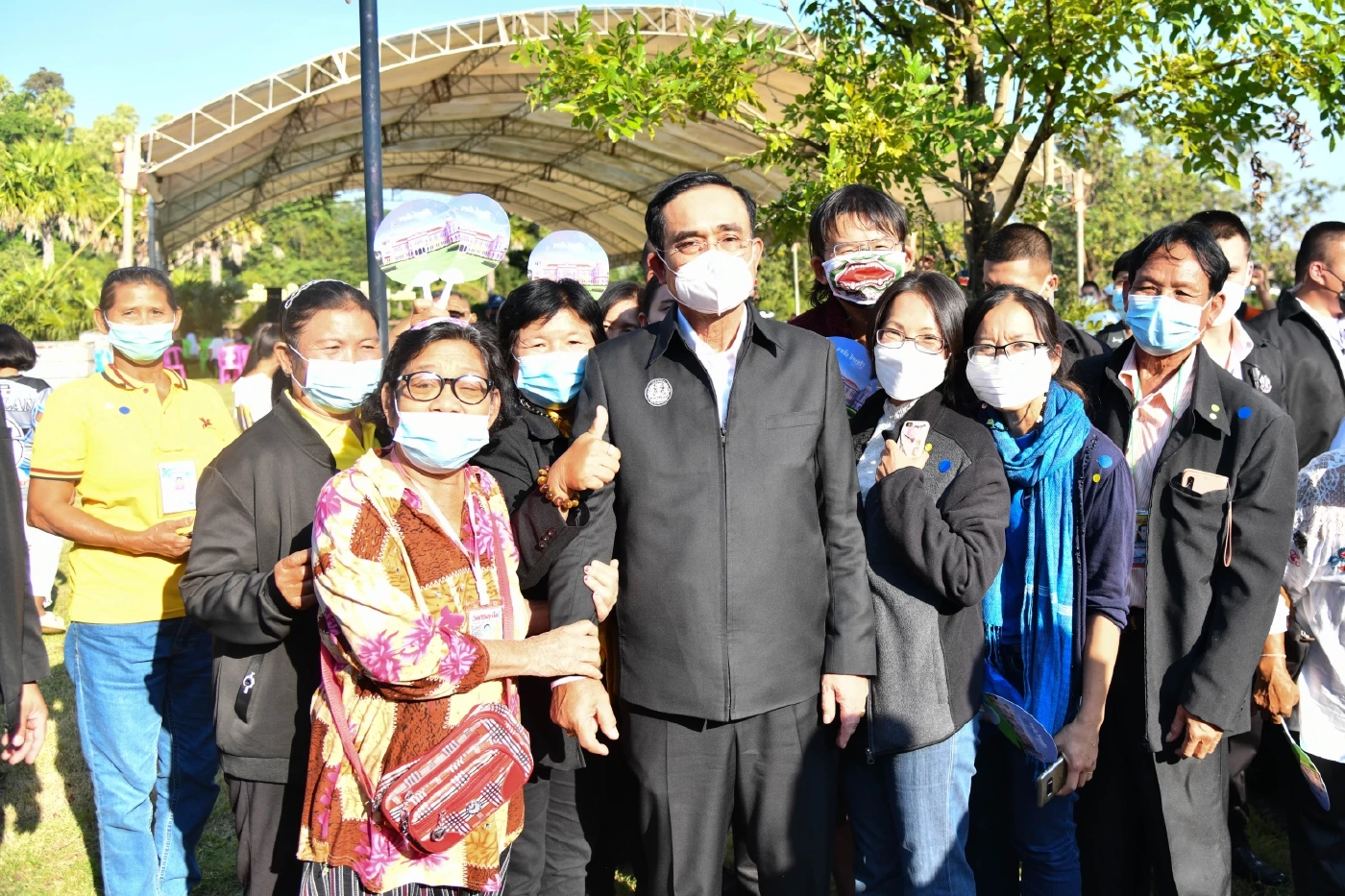 โดนแล้ว! น้องหญิงสาวอุดร ตะโกนบอกให้นายกฯลุงตู่เกษียณ ถูกเรียกทำประวัติ