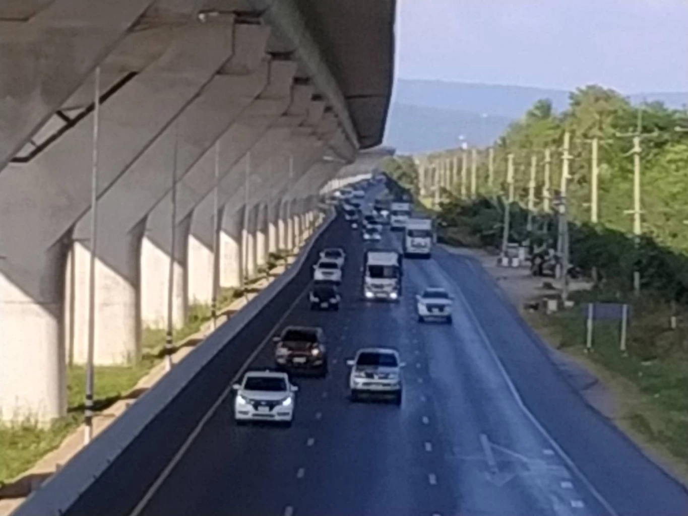 อุบัติเหตุถนน304พ่วงตกถนนการจราจรติดยาว2กม.