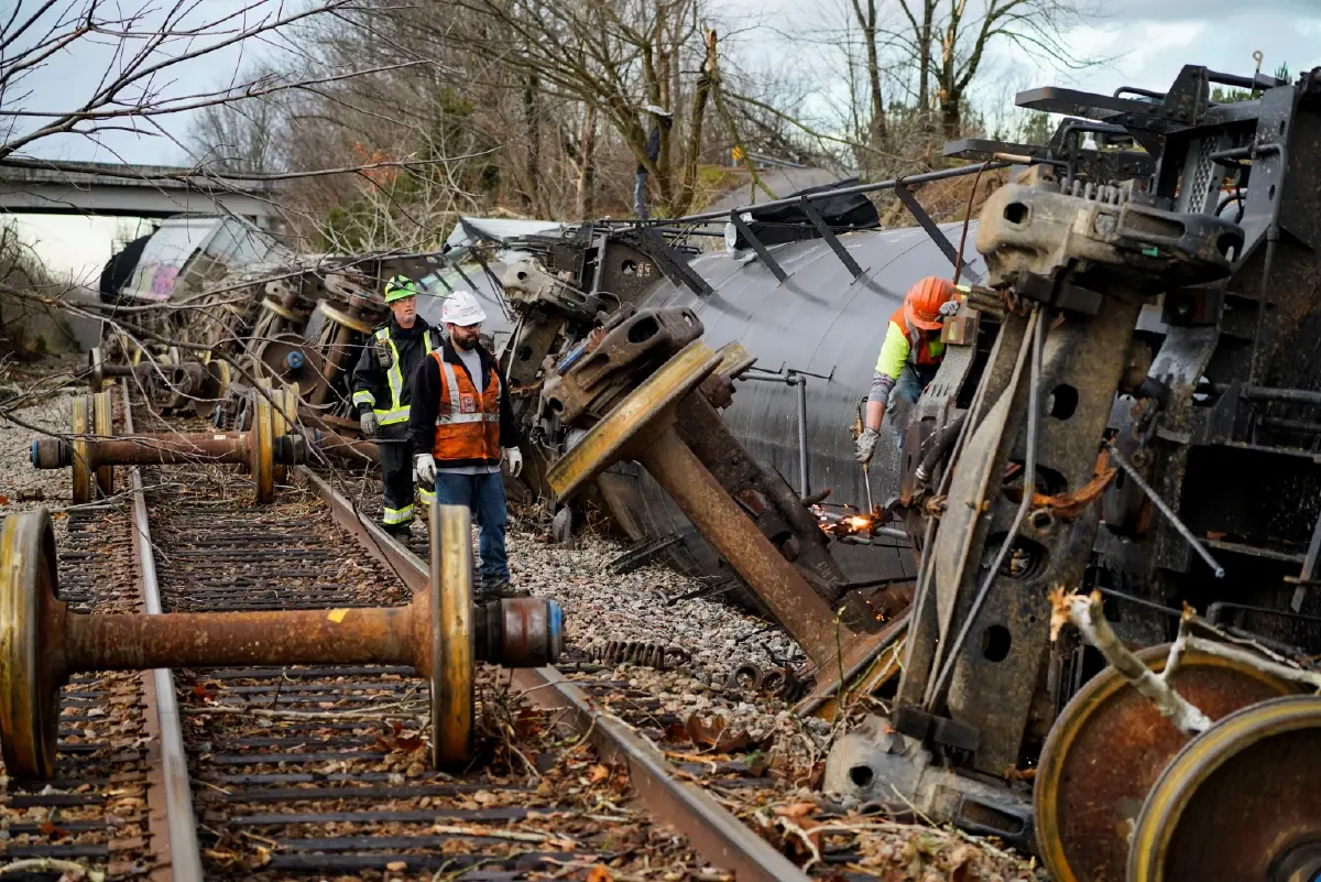รถไฟตกรางในเมืองเมย์ฟลิด์ รัฐเคนตั๊กกี้หลังทอร์นาโดถล่ม
