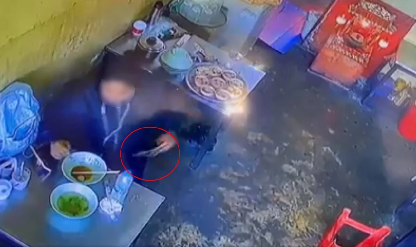 ประจาน "ลูกค้าสาว" ทำเนียนกินก๋วยเตี๋ยวลักมือถือคุณลุงเจ้าของร้าน