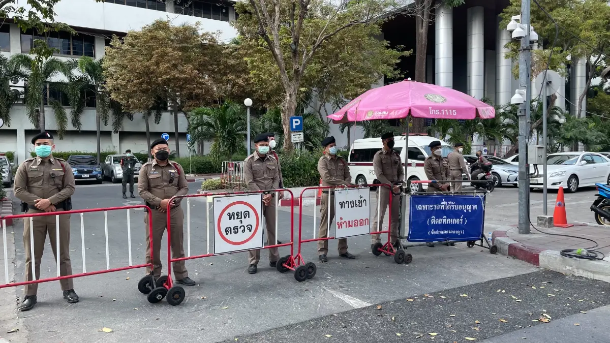 ม็อบทะลุฟ้าเดินขบวนไปศาลอาญารัชดา โห่ลั่นหลัง 4 แกนนำม็อบวืดประกัน