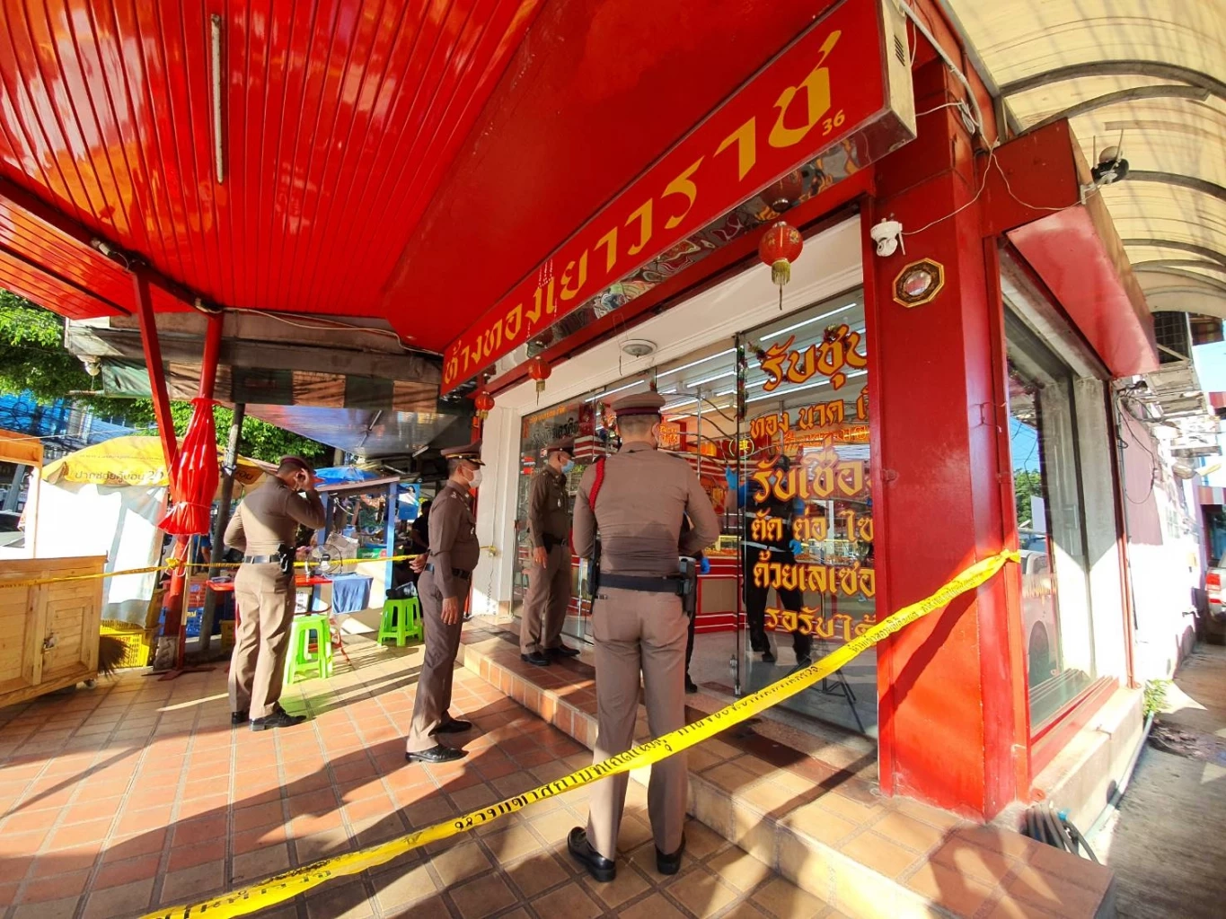 คนร้ายพกปืนบุกร้านทองเยาวราช ย่านรามอินทรา ชิงทองหนัก 3 บาทหลบหนี