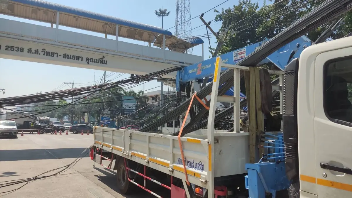 รถบรรทุก 6 ล้อ เกี่ยวสายสื่อสารดึงเสาไฟฟ้าล้มระเนระนาด 5 ต้น
