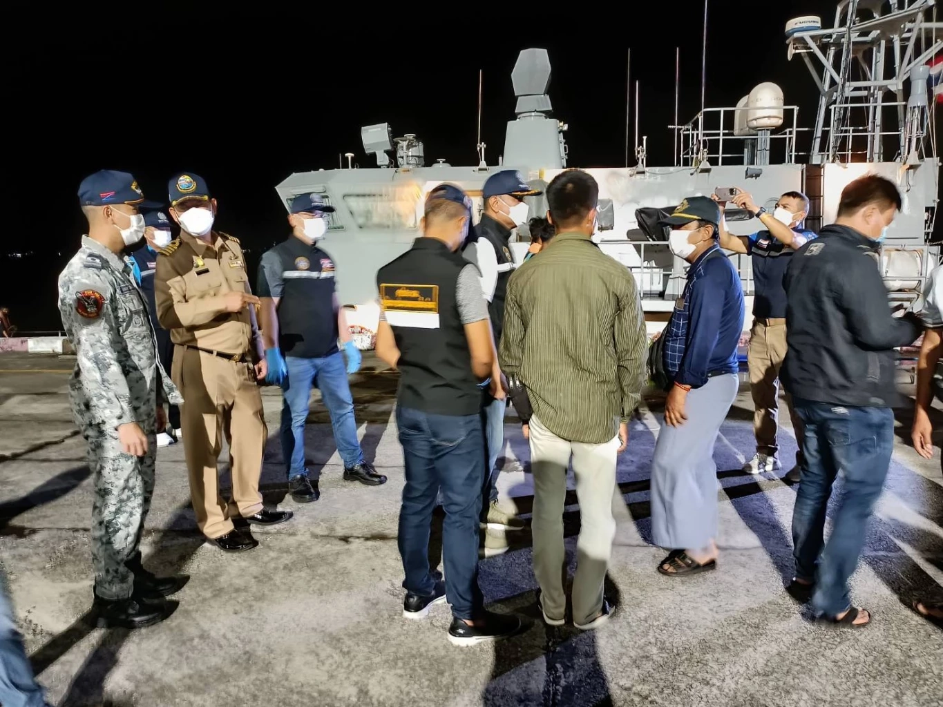 6 ชาวประมงเมียนมาเฉียดตาย เรือล่มในทะเลไทย โชคดี ศรชล. ช่วยชีวิตไว้ได้