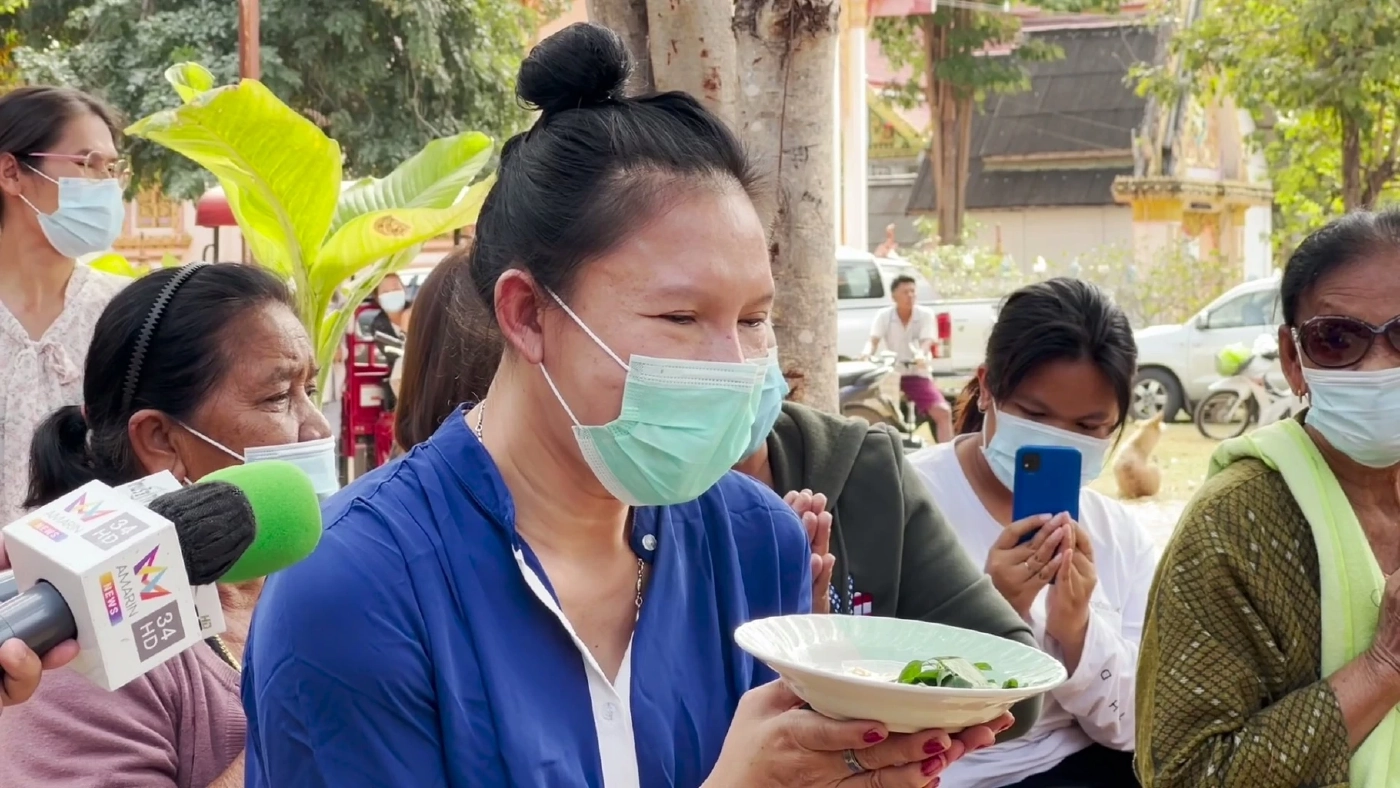 “เจ๊บัวบาน” แต่งขันธ์ 5 เข้าขอขมา "เจ้าอาวาส" จบดราม่าสาดน้ำแกง