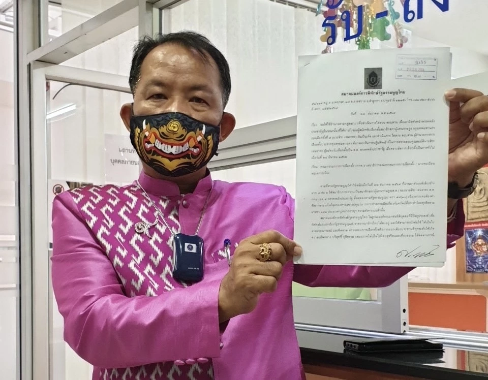 "ศรีสุวรรณ"บุกกกต.ร้องเอาผิด"บิ๊กป้อม"รับรอง"สิระ"