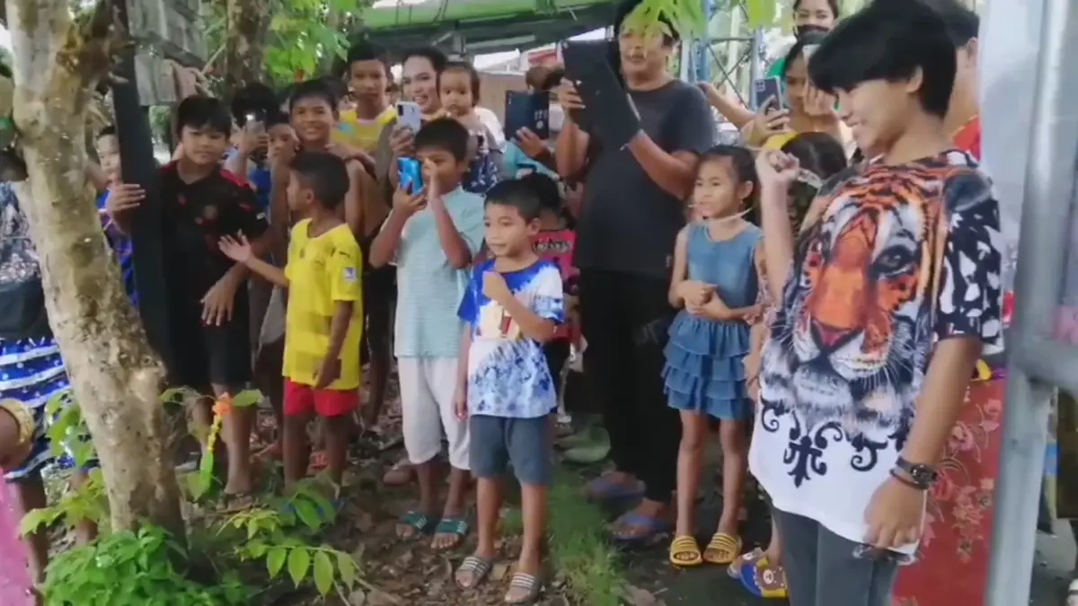 สาวสงขลาแต่งนางยักษ์ กระโดดน้ำแก้บนทีมที่เชียร์ชนะเลือกตั้งอบต.
