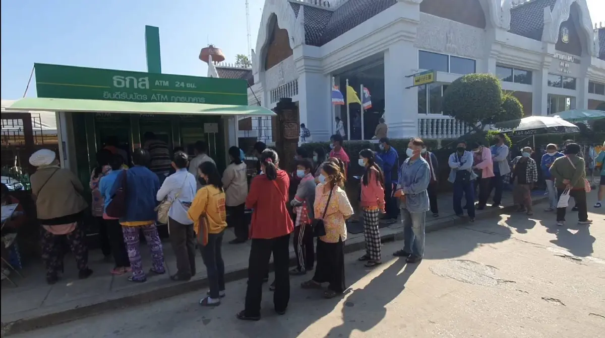 เฮรอบที่ 2 ชาวนาโคราชแห่รับเงินช่วยเหลือ