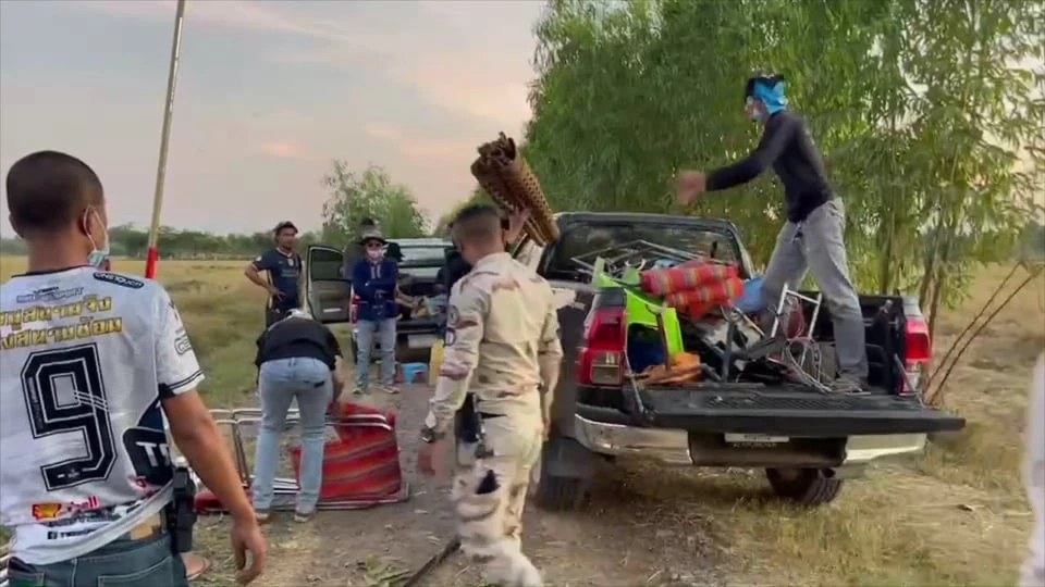 ปกครองจ.หาสารคาม บุกจับพนันบั้งไฟ 100 ชีวิตหนีกระเจิงทั้งโยม-พระ จีวรบิน