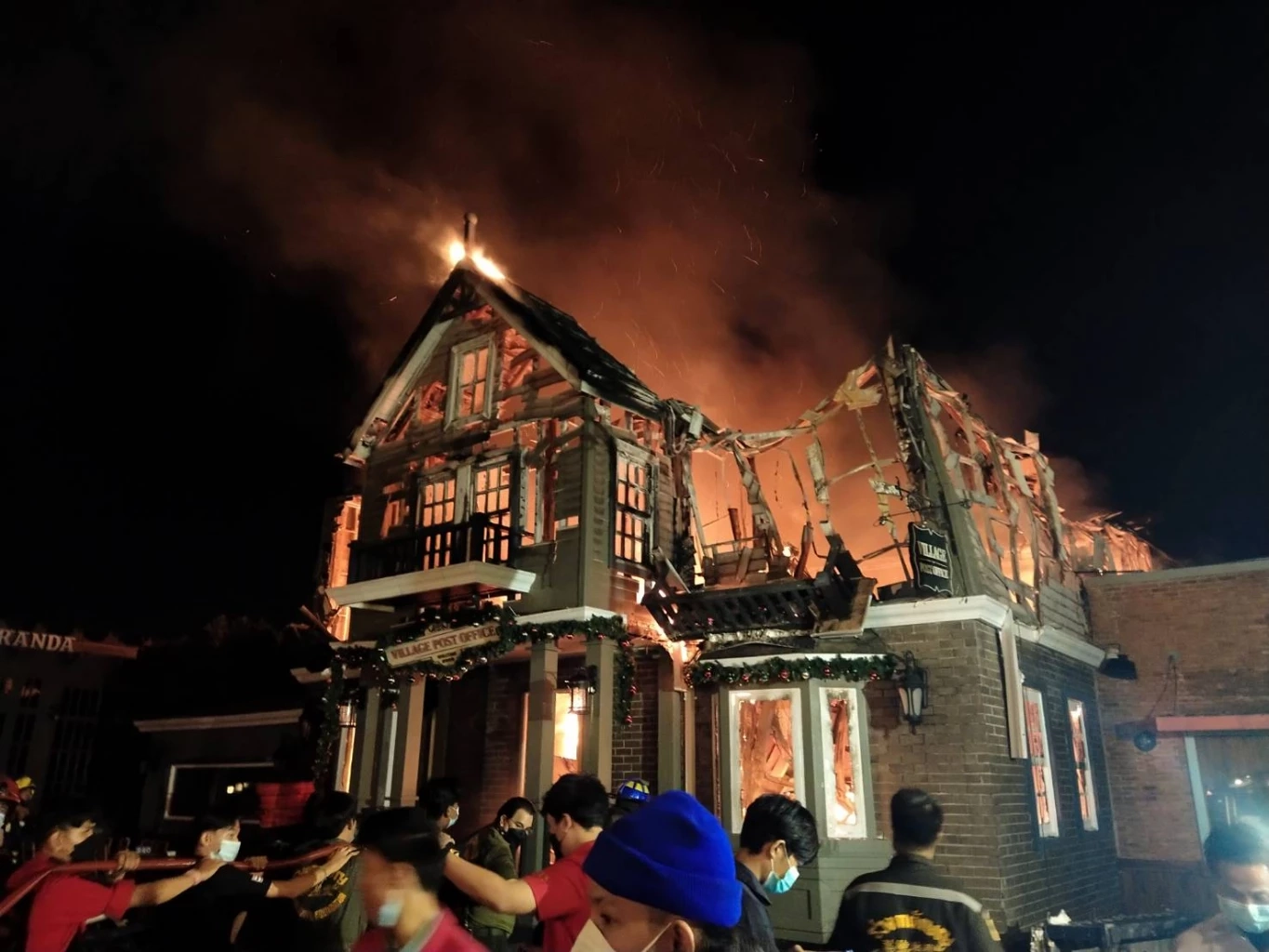 วอดกลางดึก ไฟไหม้สวนอาหาร ช็อกโกแลตวิลล์ ควบคุมเพลิงได้แล้ว