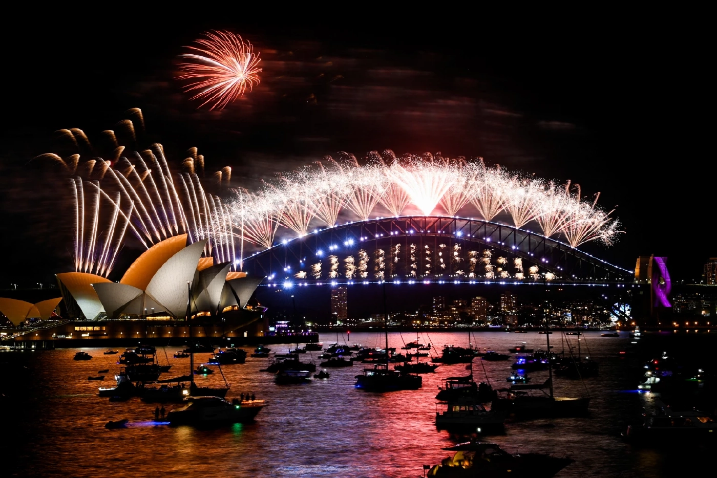 ซิดนีย์จุดพลุปีใหม่ยิ่งใหญ่ ฉลองเข้าสู่ปี 2022