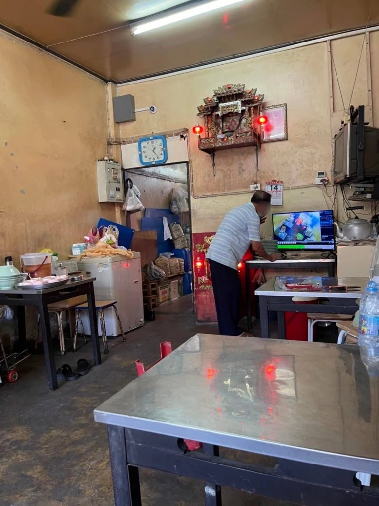 ประจาน "ลูกค้าสาว" ทำเนียนกินก๋วยเตี๋ยวลักมือถือคุณลุงเจ้าของร้าน