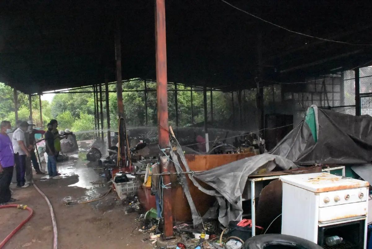 ไฟไหม้ร้านรับซื้อของเก่า ขณะเจ้าของไม่อยู่