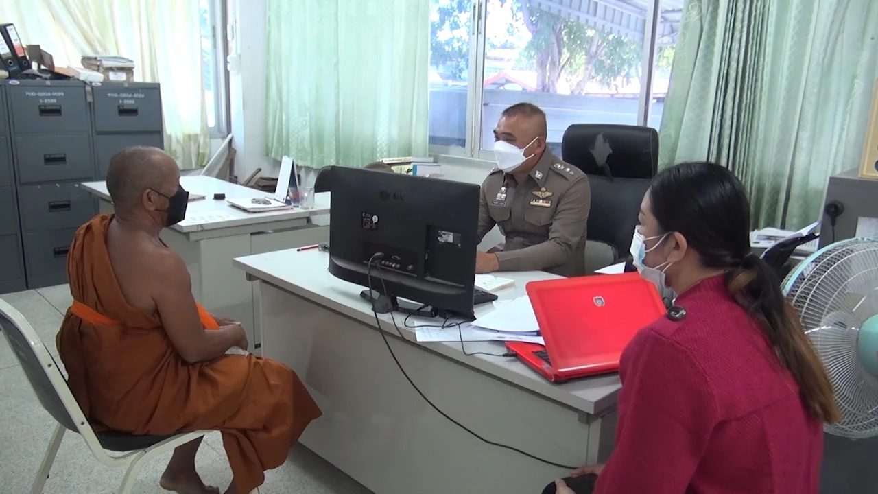 เจ้าอาวาสโร่แจ้งความสาวสอง คว่ำถาดสำรับราดศีรษะ