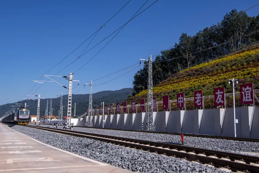 รถไฟสินค้าขบวนแรก “ทางรถไฟจีน-ลาว”  ถึงพรมแดนลาวแล้ว