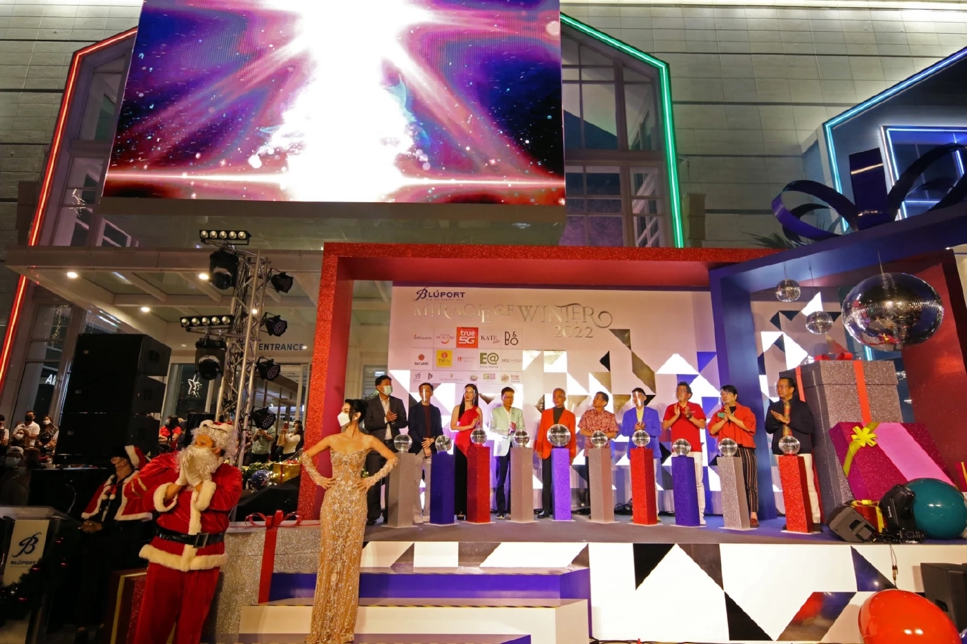 “สุวัจน์”กระตุ้นเศรษฐกิจ เปิดไฟสวนคริสต์มาส รับเปิดเมืองหัวหิน