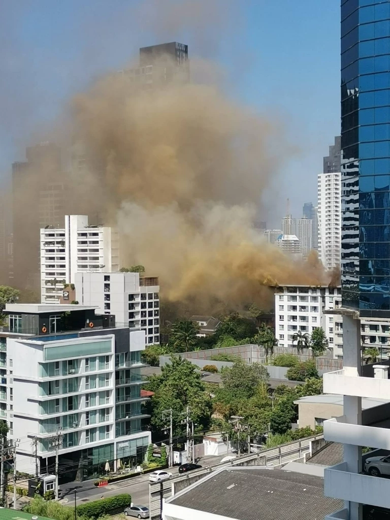 ไฟไหม้คอนโดหรูใจกลางสุขุมวิท ล่าสุดเพลิงสงบแล้ว