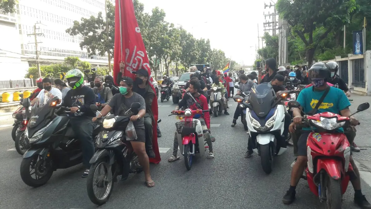 ม็อบทะลุฟ้าจัดคาร์ม็อบหน้าศาลอาญาไปเรือนจำกรุงเทพฯ จี้ขอความยุติธรรม