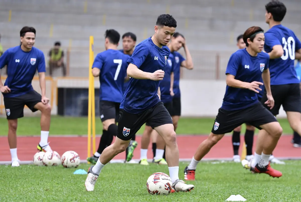ช้างศึก​ซ้อมครั้งแรกที่สิงคโปร์ "ธนวัฒน์" ตื่นเต้นได้ร่วมงาน "อุ้ม-เจ-มุ้ย​"