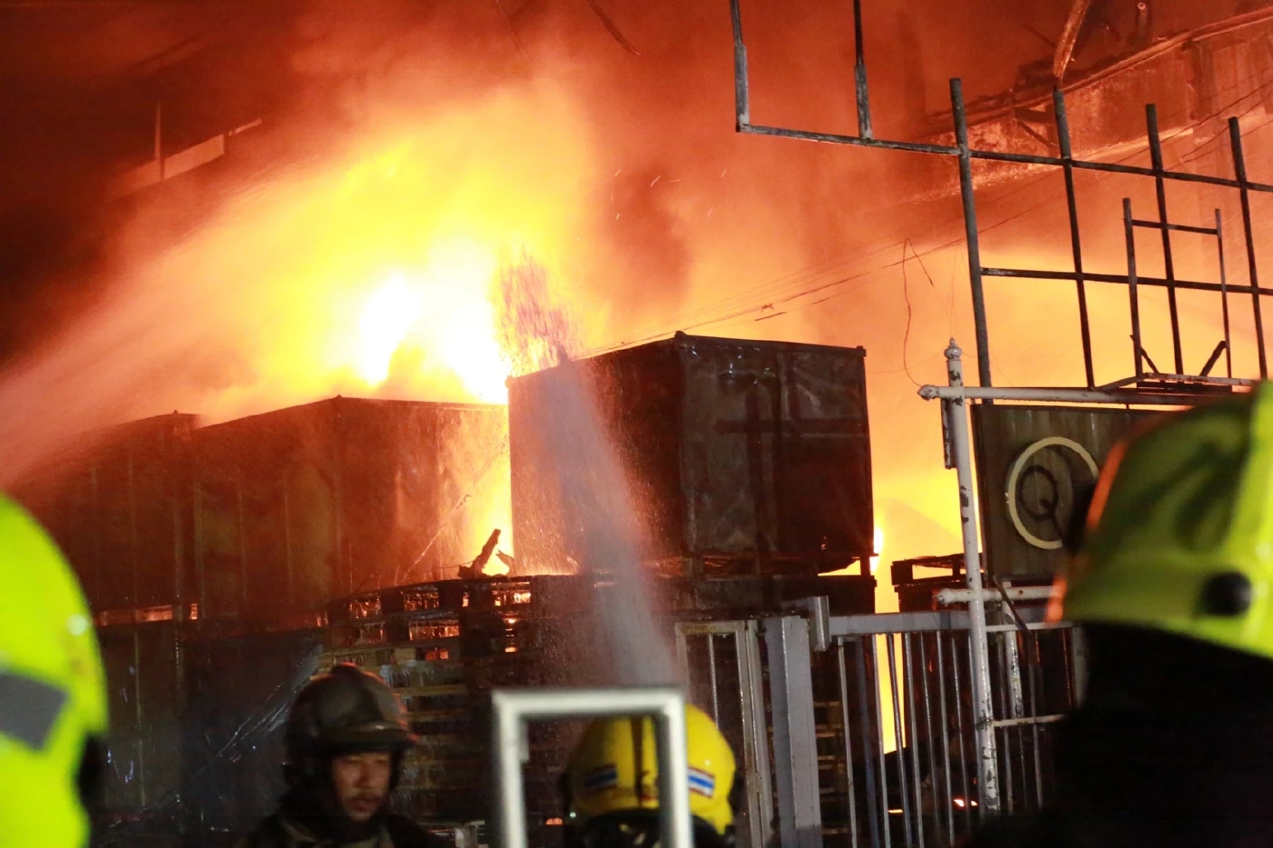 ไฟไหม้โรงงานในนิคมอุตสาหกรรมลาดกระบัง ล่าสุดควบคุมเพลิงไว้ได้