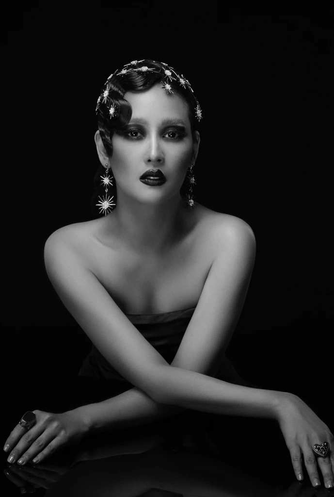 ฟาดได้ฟาด “โม อมีนา” แก้ผ้าถ่ายนู้ดฉลองวันเกิดในวัย 35