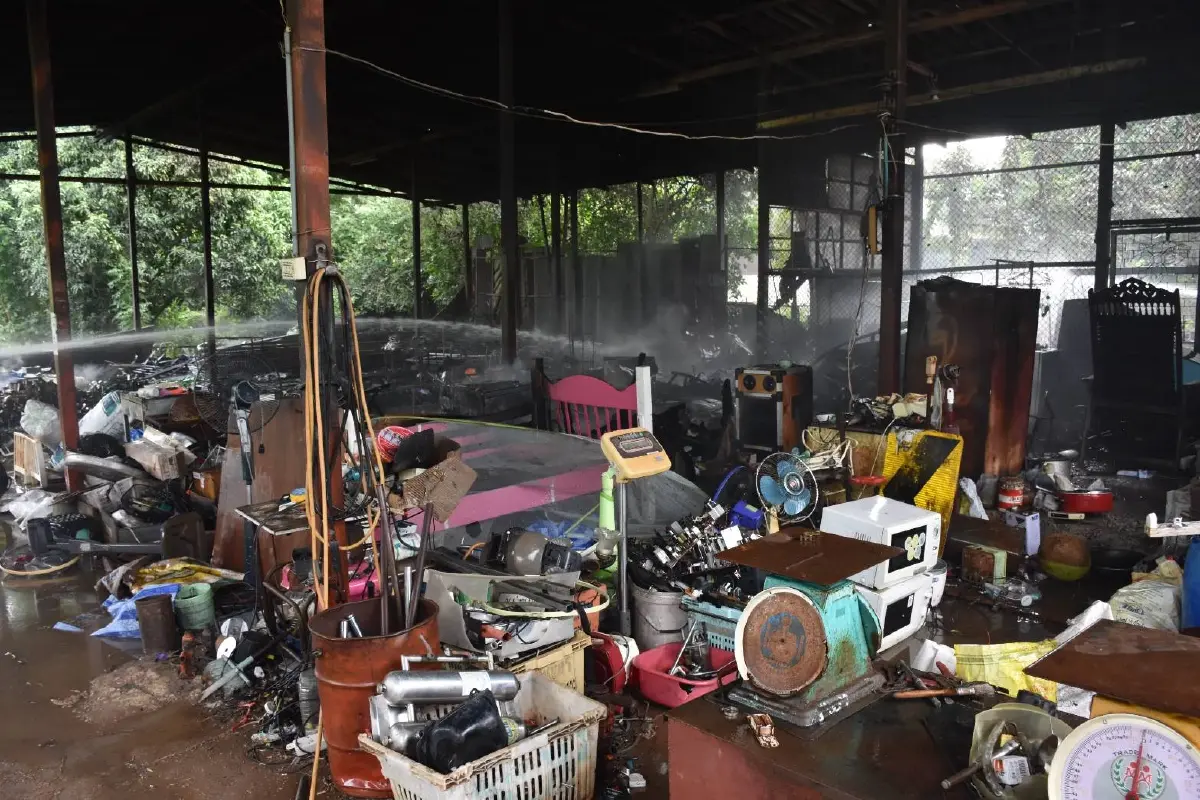 ไฟไหม้ร้านรับซื้อของเก่า ขณะเจ้าของไม่อยู่