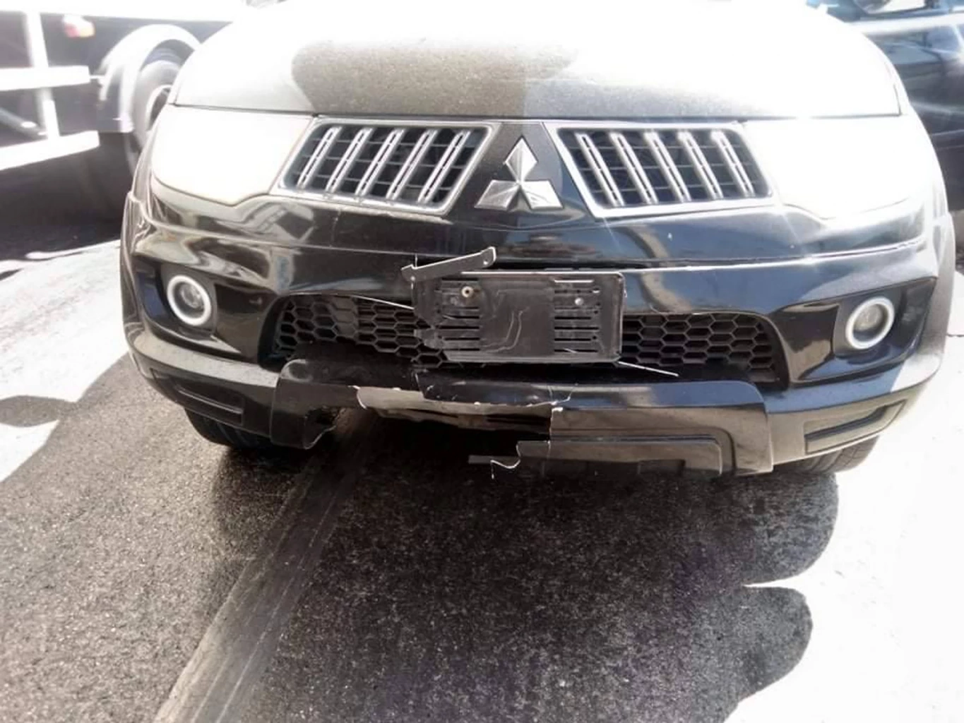 ระทึกกลางถนน พ่วง 22 ล้อ ล้อหลังหลุด กลิ้งไปชนรถปาเจโร่หน้ายับ