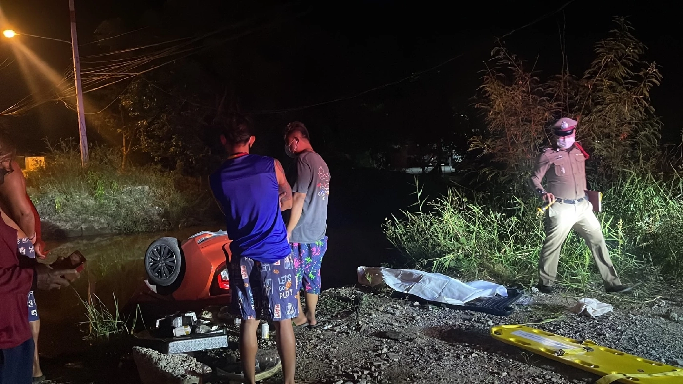 สาวขับป้ายแดงเข้าทางกลับรถ คิดว่าทางตรงพุ่งลงคลองดับ