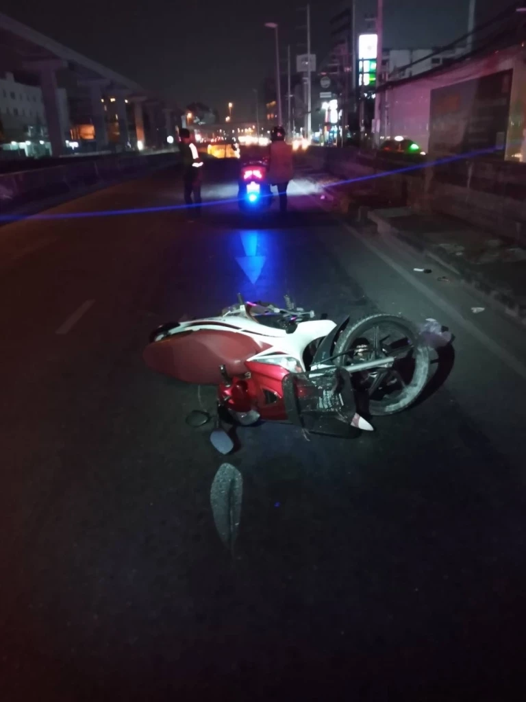 สลด! รถเก๋งซิ่งลงอุโมงค์เสียหลักชน "จยย.-กระบะ" ตาย 1 ราย