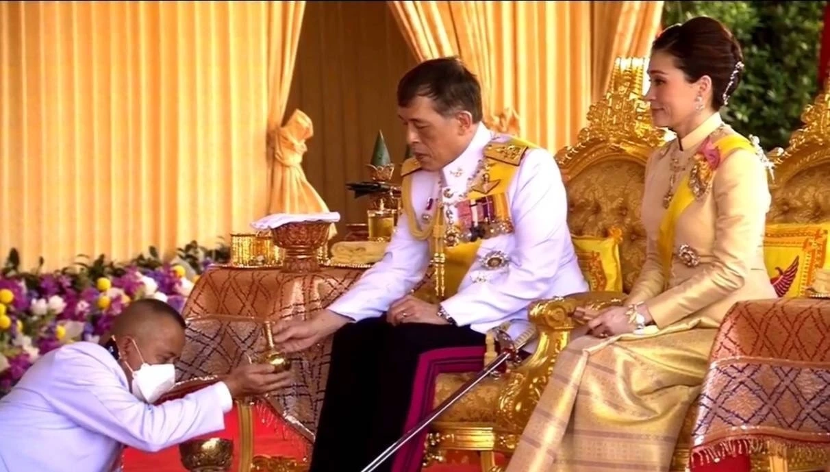 พระบาทสมเด็จพระเจ้าอยู่หัว เสด็จวางศิลาฤกษ์แท่นฐานพระบรมราชานุสาวรีย์ฯ