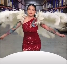 มิติใหม่ “พิมรี่พาย” จัดชุดใหญ่ขนหางเครื่องไลฟ์สดขายของ คนดูพุ่งสองแสน