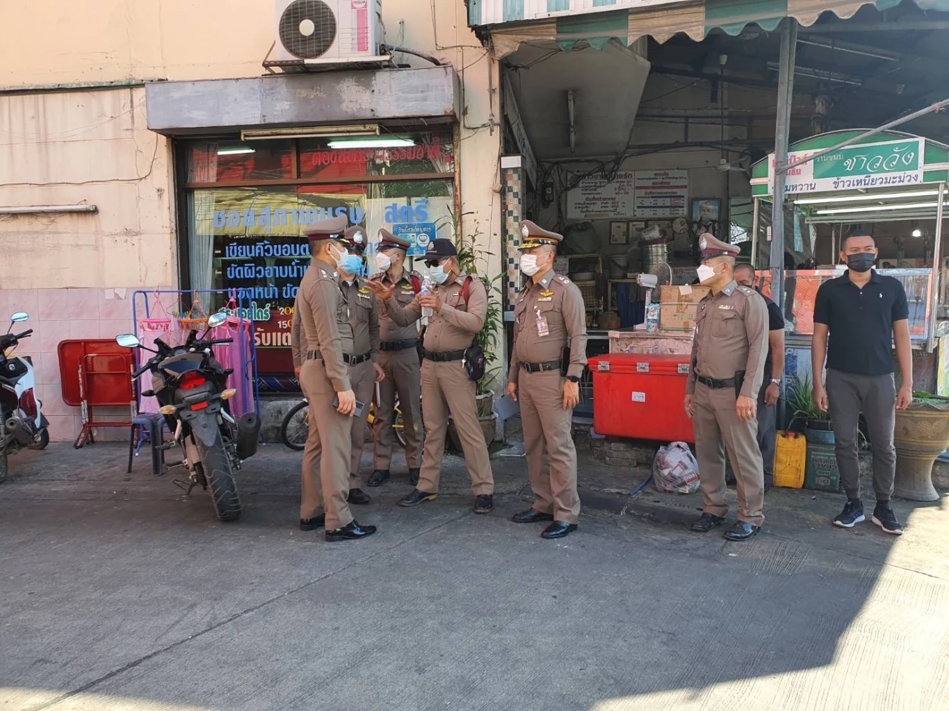 คนร้ายพกปืนบุกร้านทองเยาวราช ย่านรามอินทรา ชิงทองหนัก 3 บาทหลบหนี