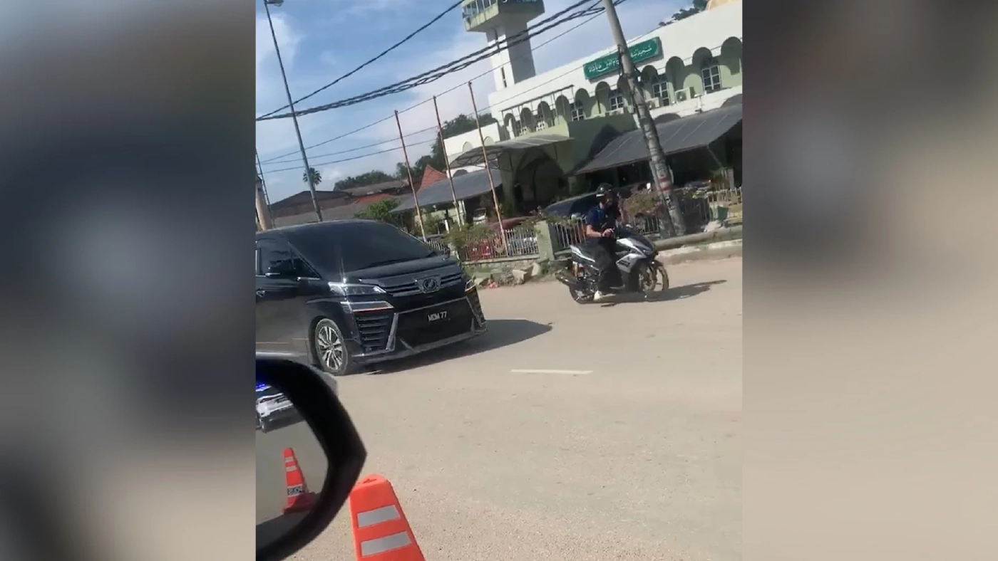 รถพยาบาลยังต้องหยุดให้ขบวนรถ รมต.มาเลย์ ( มีคลิป )