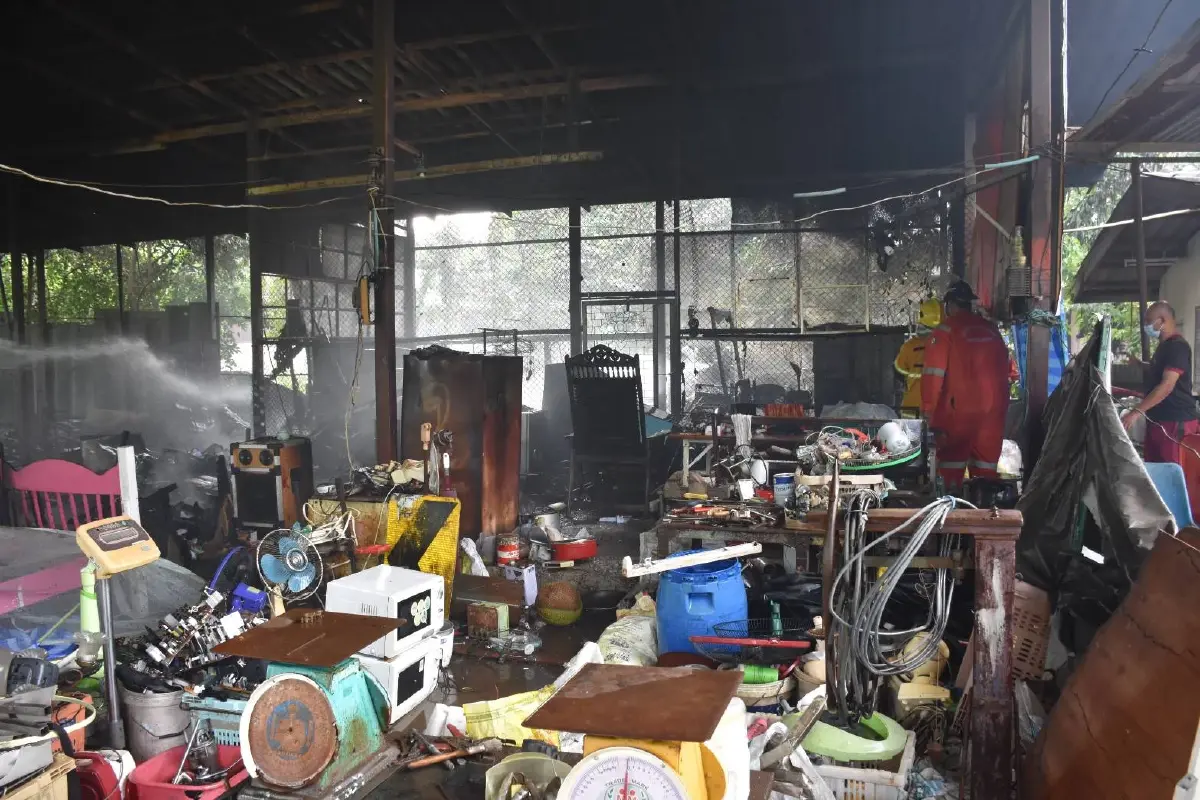 ไฟไหม้ร้านรับซื้อของเก่า ขณะเจ้าของไม่อยู่