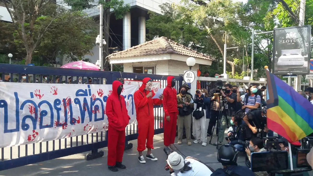 ม็อบทะลุฟ้าจัดคาร์ม็อบหน้าศาลอาญาไปเรือนจำกรุงเทพฯ จี้ขอความยุติธรรม