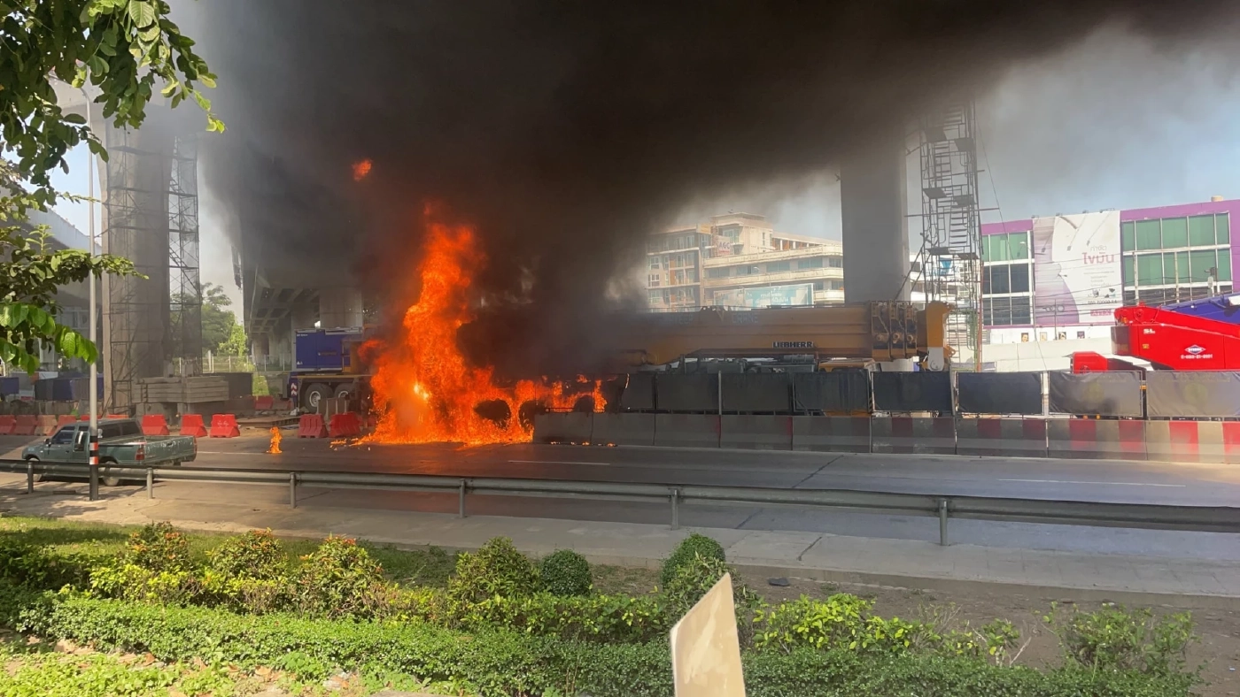 ระทึก! ไฟไหม้ "รถเครน" ใกล้ห้างแฟชั่นไอส์แลนด์ ล่าสุดควบคุมได้แล้ว