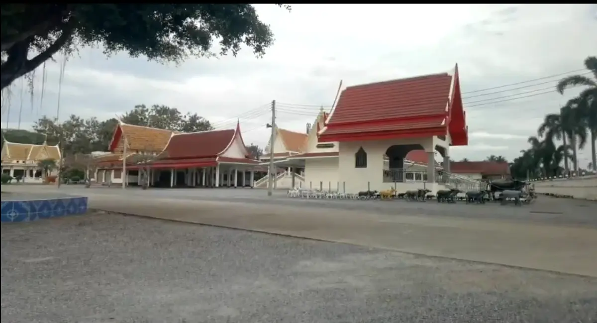 ชาวบ้านสุดทน นำภาพเจ้าอาวาสวัดมั่วสีการ้องสำนักพุทธ