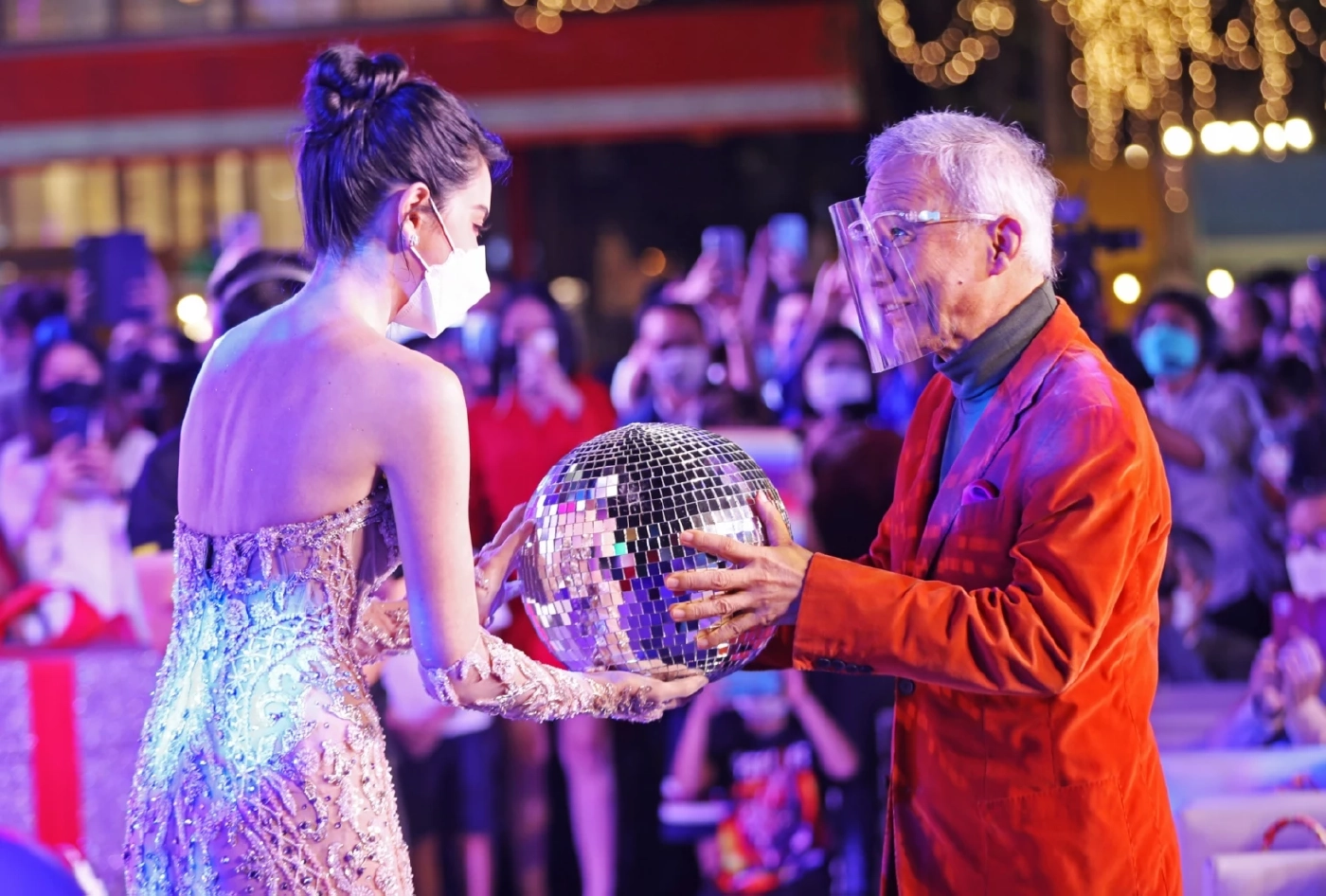 “สุวัจน์”กระตุ้นเศรษฐกิจ เปิดไฟสวนคริสต์มาส รับเปิดเมืองหัวหิน